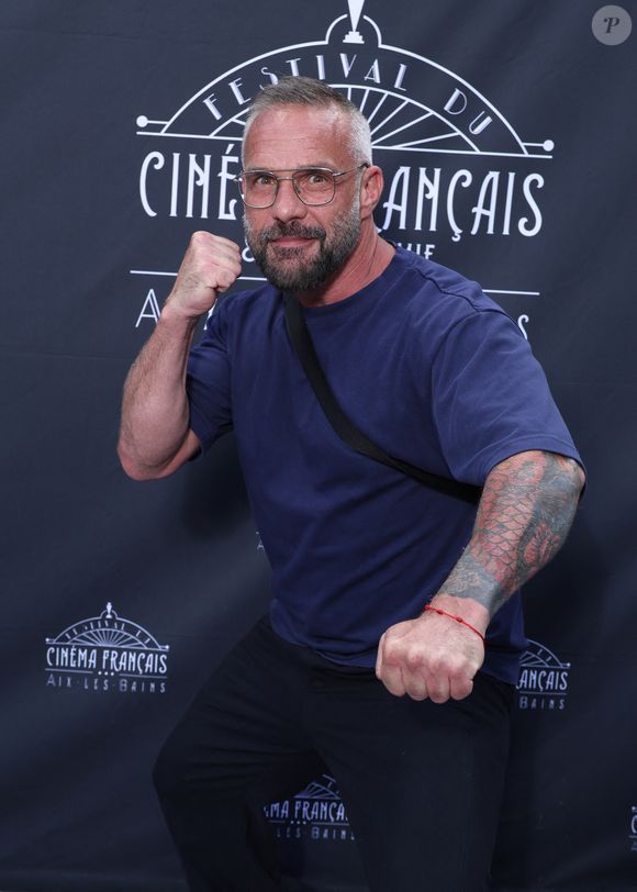 Il revendique une vie privée préservée et refuse la surexposition médiatique.

Philippe Bas au festival du cinéma français & gastronomie à Aix-les-Bains le 3 juin 2025. © Denis Guignebourg / Bestimage