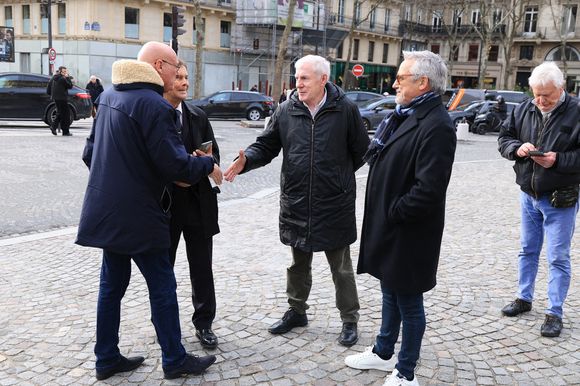 Bernard Laporte et Luis Fernandez arrivent à la cérémonie d'enterrement de Rolland Courbis à l'église de la Madeleine à Paris, France, le 14 janvier 2026. Rolland Courbis, ancien footballeur français, entraîneur et commentateur médiatique au franc-parler, est décédé à l'âge de 72 ans. Photo par Jerome Domine/ABACAPRESS.COM