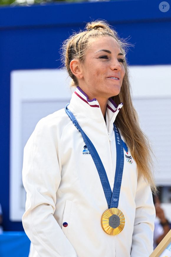 Pauline Ferrand-Prévot décroche la médaille d'or en VTT cross-country lors des Jeux Olympiques 2024 (JO 2024) à Élancourt dans les Yvelines le 28 juillet 2024 ( Photo by federico pestellini / DPPI / Panoramic )