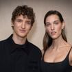 Aliocha Schneider et Charlotte Cardin en amoureux pour le grand retour de Jacquemus, Carla Bruni envoute avec sa silhouette impeccable