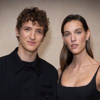 Aliocha Schneider et Charlotte Cardin en amoureux pour le grand retour de Jacquemus, Carla Bruni envoute avec sa silhouette impeccable