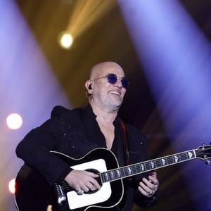 Touché par les incendies, il avait notamment accueilli des gendarmes chez lui et souhaite désormais contribuer à aider les sinistrés.

Pascal Obispo, lors de l’enregistrement de l'émission "La fête de la chanson française - 20 ans d'émotions" présentée par L.Thilleman et A.Manoukian, et diffusée le 17 avril sur France 3 à Paris, France, le 9 décembre 2025. © Jack Tribeca/Bestimage
