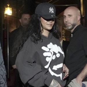 Paris, FRANCE Rihanna a été vue en train de quitter le restaurant Cesar après un dîner, faisant une sortie discrète alors qu'elle terminait sa soirée à Paris, portant un sweat à capuche graphique associé à un pantalon noir ample, une casquette des Yankees de New York, et des lunettes de soleil surdimensionnées.



Sur la photo : Rihanna