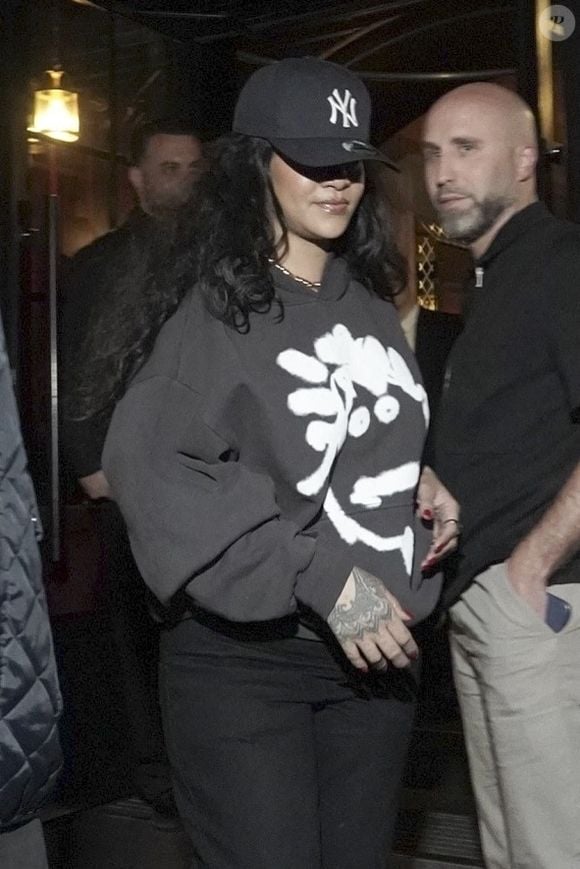 Paris, FRANCE Rihanna a été vue en train de quitter le restaurant Cesar après un dîner, faisant une sortie discrète alors qu'elle terminait sa soirée à Paris, portant un sweat à capuche graphique associé à un pantalon noir ample, une casquette des Yankees de New York, et des lunettes de soleil surdimensionnées.



Sur la photo : Rihanna