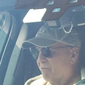 Dans cette épreuve, Bruce Willis est toutefois très bien entouré : son ex-compagne Demi Moore, et leurs trois enfants Rumer Glenn, Scout LaRue et Tallulah Belle, mais surtout Emma Heming Willis, qu'il a épousée en 2009, et leur progéniture, Mabel Ray et Evelyn Penn.

Bruce Willis vient de fêter son anniversaire de mariage avec Emma Heming Willis, en 2025. Backgrid USA / Bestimage