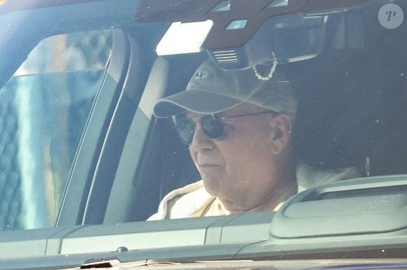Dans cette épreuve, Bruce Willis est toutefois très bien entouré : son ex-compagne Demi Moore, et leurs trois enfants Rumer Glenn, Scout LaRue et Tallulah Belle, mais surtout Emma Heming Willis, qu'il a épousée en 2009, et leur progéniture, Mabel Ray et Evelyn Penn.

Bruce Willis vient de fêter son anniversaire de mariage avec Emma Heming Willis, en 2025. Backgrid USA / Bestimage