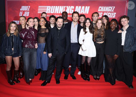 Edgar Wright, Glen Powell et les élèves de la Star Academy 2025 (G-D) Mélissa, Léa, Lily, Ambre, Léane, Léo, Noah, Théo P., Jeanne, Victor, Anouk, Ema, Sarah et Bastiaan lors de la première de Running Man au cinéma UGC Ciné Cité Bercy à Paris le 3 novembre 2025.

© Denis Guignebourg / Bestimage