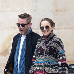 Exclusif - No web - Macaulay Culkin et Natalie Portman sont allés déjeuner au Steam Bar (un restaurant asiatique) puis faire une balade à Paris lors de la Fashion Week de Paris (PFW) le 6 mars 226. Les 2 stars se connaissent depuis plus de 30 ans et sont amis, Macaulay étant même invité à son mariage avec B.Millepied.