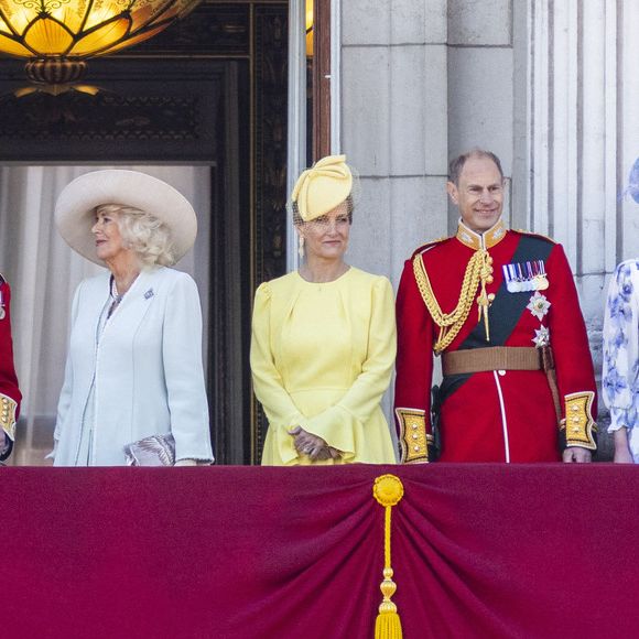 Le prince William, prince de Galles, Catherine (Kate) Middleton, princesse de Galles, le prince George de Galles, le prince Louis de Galles, la princesse Charlotte de Galles, le roi Charles III d'Angleterre, Camilla Parker Bowles, reine consort d'Angleterre, Sophie Rhys-Jones, duchesse d'Edimbourg, le prince Edward, duc d'Edimbourg, Louise Mountbatten-Windsor (Lady Louise Windsor), la princesse Anne, son mari Timothy Laurence et Le prince Edward, duc de Kent - Les membres de la famille royale britannique au balcon du Palais de Buckingham lors de la parade militaire "Trooping the Colour" à Londres, Royaume Uni, le 15 juin 2024. © Ian Vogler/MirrorPix/Bestimage
