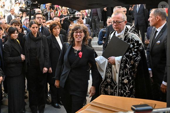 Claudia Squitieri, fille de Claudia Cardinale à la sortie des obsèques de Claudia Cardinale en l’église Saint-Roch de Paris, France, le 30 septembre 2025. © Lionel Urman / PsnewZ /Bestimage