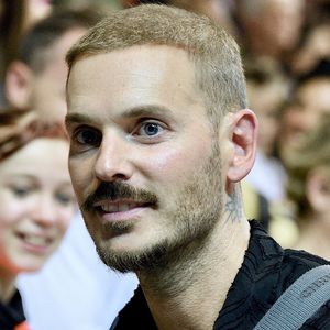 Matt Pokora, qui a investi dans le club strasbourgeois, était présent pour soutenir l'équipe de sa ville natale. Il a assisté à l'intégralité du match dans une ambiance de folie, et ses fans ont pu obtenir quelques selfies et autographes. Le 17 septembre 2023, à Strasbourg, dans le nord-est de la France. Photo Nicolas Roses/ABACAPRESS.COM