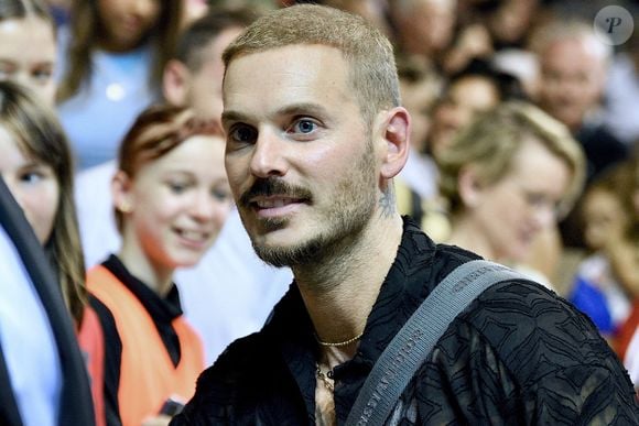 Matt Pokora, qui a investi dans le club strasbourgeois, était présent pour soutenir l'équipe de sa ville natale. Il a assisté à l'intégralité du match dans une ambiance de folie, et ses fans ont pu obtenir quelques selfies et autographes. Le 17 septembre 2023, à Strasbourg, dans le nord-est de la France. Photo Nicolas Roses/ABACAPRESS.COM