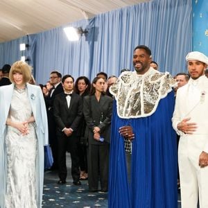 Malgré tout, le Met Gala reste un événement incontournable où les absences font autant parler que les présences.
Anna Wintour, Colman Domingo, Lewis Hamilton au gala du Met "Superfine : Tailoring Black Style" au Metropolitan Museum of Art à New York. Photo par Backgrid USA / Bestimage