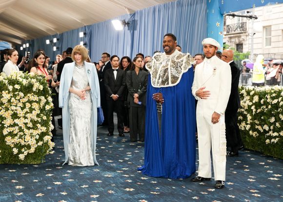 Malgré tout, le Met Gala reste un événement incontournable où les absences font autant parler que les présences.

Anna Wintour, Colman Domingo, Lewis Hamilton au gala du Met "Superfine : Tailoring Black Style" au Metropolitan Museum of Art à New York. Photo par Backgrid USA / Bestimage