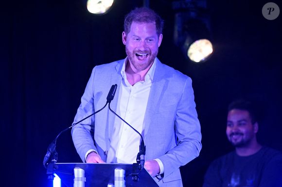 Le duc de Sussex lors d'une visite au Community Recording Studio (CRS) à Nottingham, à l'occasion de l'annonce d'un don substantiel à l'association Children in Need pour l'aider à lutter contre la violence dont sont victimes les jeunes. © PA Photos/ABACA