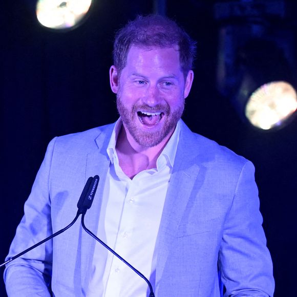 Le duc de Sussex lors d'une visite au Community Recording Studio (CRS) à Nottingham, à l'occasion de l'annonce d'un don substantiel à l'association Children in Need pour l'aider à lutter contre la violence dont sont victimes les jeunes. © PA Photos/ABACA