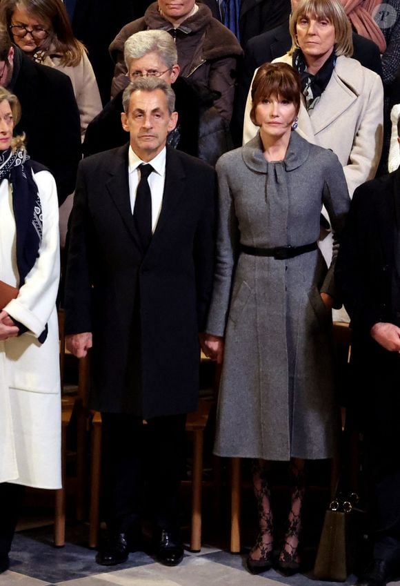 Anne Hidalgo était également de la partie tout comme Xavier Niel, Carole Bouquet, John Elkann, Michèle Alliot-Marie mais aussi Nicolas Sarkozy et sa femme Carla Bruni.

Nicolas Sarkozy et sa femme Carla Bruni - Cérémonie de réouverture de la cathédrale Notre-Dame de Paris, le 7 décembre 2024. Joyau de l’art gothique, lieu de culte et de culture, symbole universel de la France et de son histoire, la cathédrale de Notre-Dame de Paris rouvre ses portes les 7 et 8 décembre, cinq ans après le terrible incendie qui l’avait ravagée le 15 avril 2019. 
© Dominique Jacovides / Bestimage