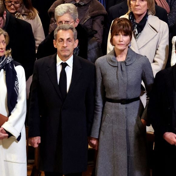 Anne Hidalgo était également de la partie tout comme Xavier Niel, Carole Bouquet, John Elkann, Michèle Alliot-Marie mais aussi Nicolas Sarkozy et sa femme Carla Bruni.

Nicolas Sarkozy et sa femme Carla Bruni - Cérémonie de réouverture de la cathédrale Notre-Dame de Paris, le 7 décembre 2024. Joyau de l’art gothique, lieu de culte et de culture, symbole universel de la France et de son histoire, la cathédrale de Notre-Dame de Paris rouvre ses portes les 7 et 8 décembre, cinq ans après le terrible incendie qui l’avait ravagée le 15 avril 2019. 
© Dominique Jacovides / Bestimage