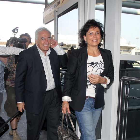 Dominique Strauss-Kahn et son épouse Anne Sinclair arrivent à l'aéroport international John F. Kennedy de New York, NY, USA, le 3 septembre 2011, pour prendre un vol de retour vers Paris, quelques jours après l'abandon des charges d'agression sexuelle contre Nafissatou Diallo. Photo par Charles Guerin/ABACAPRES.COM