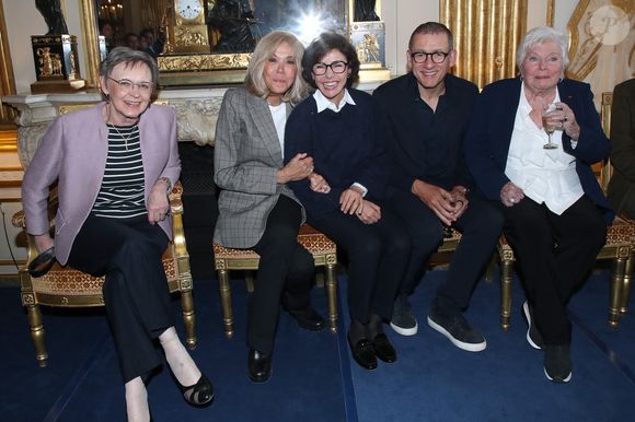 Françoise Barré-Sinoussi (Présidente du Sidaction), Brigitte Macron, Rachida Dati (Ministre de la Culture), Dany Boon et Line Renaud - Line Renaud fait don de ses archives aux Archives Nationales au Ministère de la Culture, Paris le 12 Mai 2025. L’ex-meneuse de revue qui fêtera ses 97 ans le 2 juillet prochain a remis à la ministre de la Culture R. Dati, la lettre par laquelle elle fait don de ses archives (correspondances, papiers et documents personnels et professionnels) à l’État. Un moment fort en émotions qu’elle a partagé avec ses «enfants de cœur». © Bertrand Rindoff / Bestimage