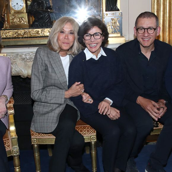 Françoise Barré-Sinoussi (Présidente du Sidaction), Brigitte Macron, Rachida Dati (Ministre de la Culture), Dany Boon et Line Renaud - Line Renaud fait don de ses archives aux Archives Nationales au Ministère de la Culture, Paris le 12 Mai 2025. L’ex-meneuse de revue qui fêtera ses 97 ans le 2 juillet prochain a remis à la ministre de la Culture R. Dati, la lettre par laquelle elle fait don de ses archives (correspondances, papiers et documents personnels et professionnels) à l’État. Un moment fort en émotions qu’elle a partagé avec ses «enfants de cœur». © Bertrand Rindoff / Bestimage