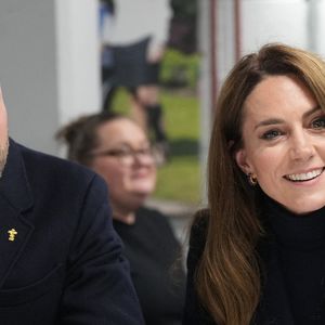 Ce dernier doit d'ailleurs retrouver de nombreuses têtes couronnées, à l'image du roi d'Espagne, de Belgique, du Luxembourg ou encore le prince de Monaco.

Le prince William, prince de Galles, et Catherine (Kate) Middleton, princesse de Galles, rencontrent des joueurs blessés, en marge du match du tournoi des Six Nations entre le Pays de Galles et l'Angleterre à Cardiff, le 15 mars 2025.
©Julien Burton / Bestimage