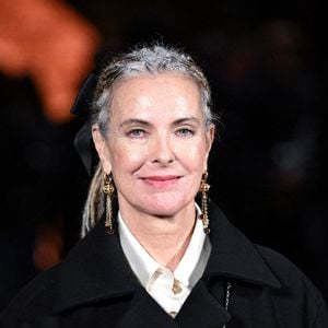 Carole Bouquet assiste au défilé Chanel Prêt-à-porter Femme Printemps-Été 2026 dans le cadre de la Fashion Week de Paris, à Paris, en France, le 6 octobre 2025. Photo : Aurore Marechal/ABACAPRESS.COM