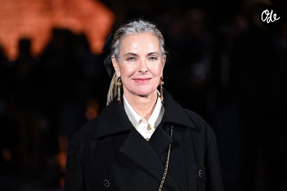 Carole Bouquet assiste au défilé Chanel Prêt-à-porter Femme Printemps-Été 2026 dans le cadre de la Fashion Week de Paris, à Paris, en France, le 6 octobre 2025. Photo : Aurore Marechal/ABACAPRESS.COM
