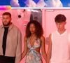 Un prime particulièrement attendu...
Aïmed, Ethan et Anita face à Christophe Beaugrand lors de la demi-finale de "Secret Story" (Capture d'écran TFX)