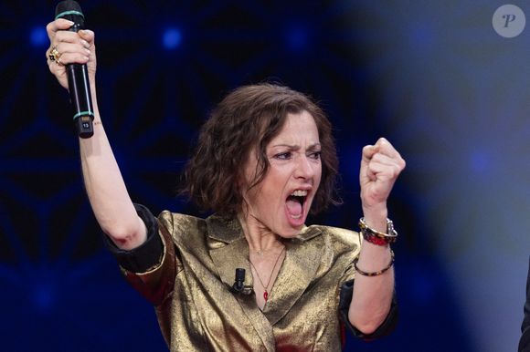 En 2015, l'interprète du tube "Aller plus haut" avait même tourné une partie de son clip Je dis call me dans un restaurant de Nogent, tout près de chez elle. 

Exclusif - Tina Arena lors de l'enregistrement de l'émission "La Boîte à secrets", présentée par F.Bollaert et diffusée le 23 janvier sur France 3, dans les studios du Lendit à Saint-Denis, France, le 16 décembre 2025. © Cyril Moreau/Bestimage