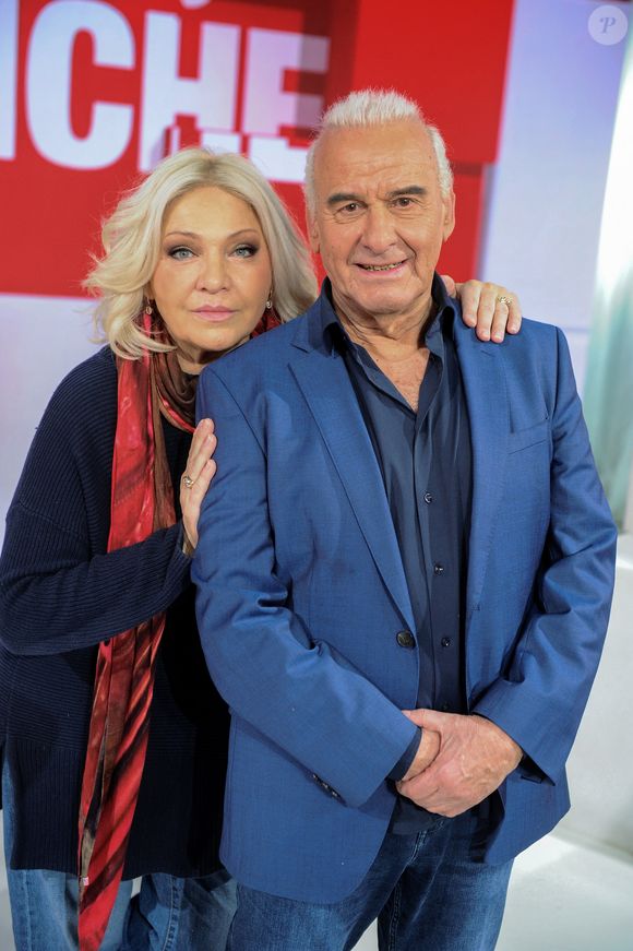 Exclusif - Michel Fugain et son épouse Sanda à l'émission "Vivement dimanche", le 9 février. 

Photo : Guillaume Gaffiot / Bestimage