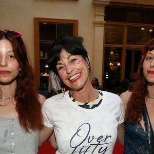 Exclusif - Lio entourée de ses filles jumelles Garance et Léa en backstage du défilé de la styliste Nathalie Garçon pour l'association "Over fifty...et alors" à la galerie Vivienne à Paris le 17 juin 2019. 
© Dominique Jacovides / Bestimage