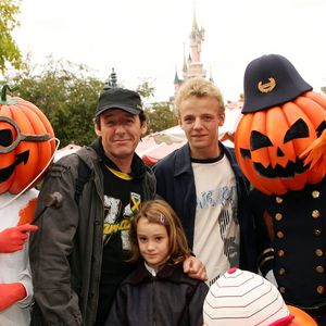 Jean-Luc Reichmann, son fils Hugo et sa fille Rosalie au lancement de la saison Halloween à Disneyland Paris, le 04/10/2004. Photo Bestimage
