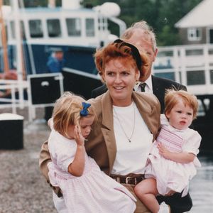 Une photo de la duchesse d'York Sarah Ferguson. Photographiée avec ses deux filles, la princesse Eugénie (portée par la duchesse d'York à droite) et la princesse Béatrice (portée par la duchesse d'York à gauche). Lors d'une visite en Écosse.  Photo par News Licensing/ABACAPRESS.COM