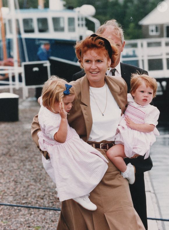 Une photo de la duchesse d'York Sarah Ferguson. Photographiée avec ses deux filles, la princesse Eugénie (portée par la duchesse d'York à droite) et la princesse Béatrice (portée par la duchesse d'York à gauche). Lors d'une visite en Écosse.  Photo par News Licensing/ABACAPRESS.COM