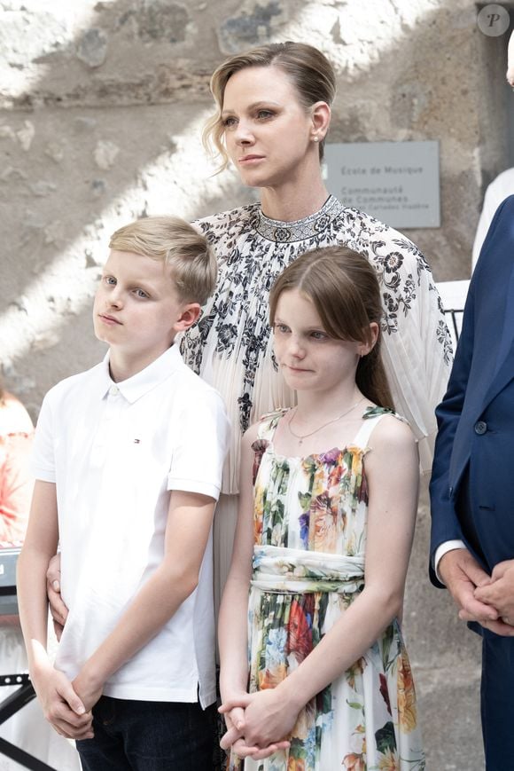 Le prince Albert II de Monaco, la princesse Charlène de Monaco, le prince Jacques de Monaco, marquis des Baux, et la princesse Gabriella de Monaco, comtesse de Carladès, ont été accueillis à Mur-de-Barrez en aveyron par M. Pierre Ignace, le maire de la commune et membre de la délégation officielle française lors de la récente visite d’État à Monaco. © NivierePool/Bestimage