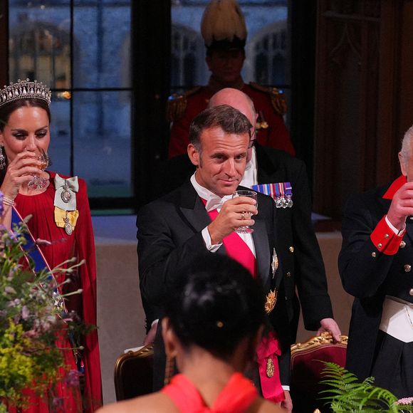 Un grand banquet particulièrement attendu et qui eu le mérite d'enflammer l'ensemble de la presse...

Le président Emmanuel Macron et sa femme Brigitte Macron lors d'un dîner d'état au chateau de Windsor avec le roi Charles III d'Angleterre et la reine consort Camilla© Yui Mok / Pool / Julien Burton via Bestimage