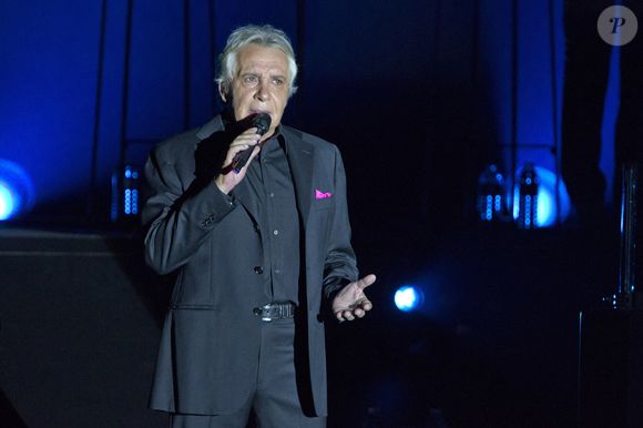 Le chanteur français Michel Sardou se produit au Palais Nikaia à Nice, dans le sud de la France, le 05 mai 2011. Photo by Syspeo.R/ABACAPRESS.COM