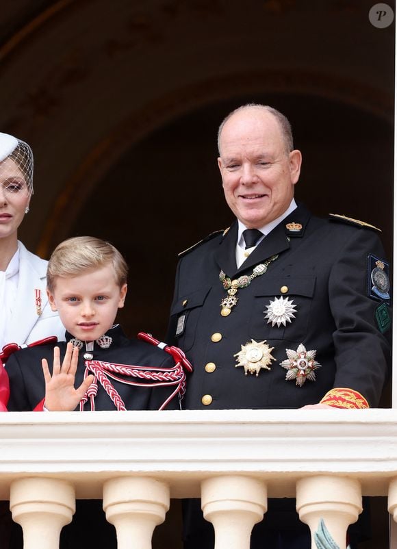 Le prince Albert II de Monaco, Le prince Jacques de Monaco, marquis des Baux - La famille princière de Monaco au balcon du palais, à l'occasion de la Fête Nationale de Monaco, le 19 novembre 2025. © Dominique Jacovides/Bestimage