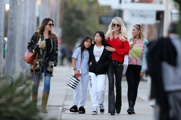 Laeticia Hallyday, ses filles Joy et Jade, et ses amies Christina et Nadia Farès - Laeticia Hallyday se promene dans Pacific Palisades avec ses filles et ses amies, à Los Angeles, Californie, Etats-Unis, le 1er décembre 2018. 
Agence / Bestimage