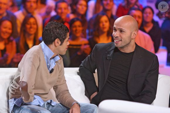 EXCLUSIF. L'acteur français Jamel Debbouze s'entretient avec Eric Judor lors de l'enregistrement de l'émission 'Un Samedi Soir Avec Jamel Debbouze' présentée par Michel Drucker le 8 décembre 2004 à Paris, France. Photo par Jean-Jacques Datchary/ABACA.