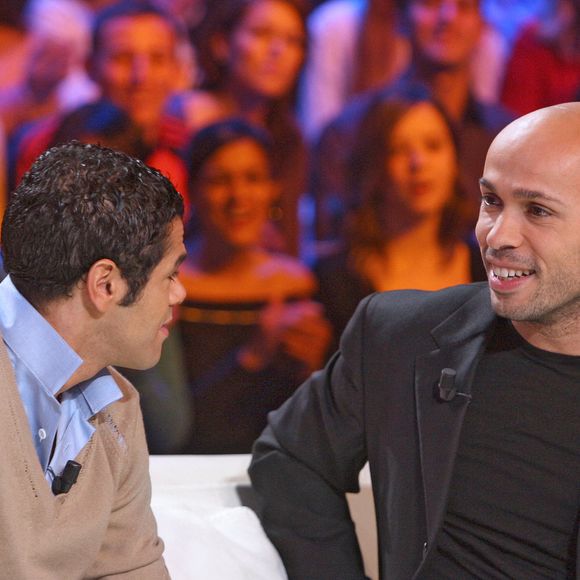 EXCLUSIF. L'acteur français Jamel Debbouze s'entretient avec Eric Judor lors de l'enregistrement de l'émission 'Un Samedi Soir Avec Jamel Debbouze' présentée par Michel Drucker le 8 décembre 2004 à Paris, France. Photo par Jean-Jacques Datchary/ABACA.
