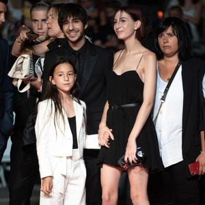 Elle vit désormais à Londres

Ben, Alice et Joe Attal, les enfants de Charlotte Gainsbourg et d'Yvan Attal, assistent à la projection du film « Jane par Charlotte » lors du 74e Festival de Cannes, le 7 juillet 2021 à Cannes, en France.Photo de David Niviere/ABACAPRESS.COM