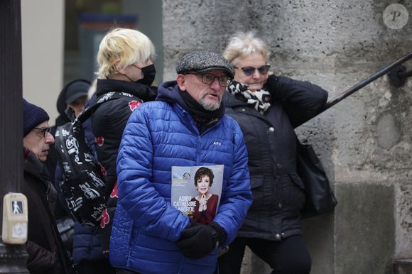 Un fan arrivant à la cérémonie d'enterrement de Catherine Laborde à l'église Saint-Roch à Paris, France, le 6 février 2025. L'emblématique présentatrice météo de TF1 est décédée le 28 janvier 2025 à l'âge de 73 ans, des suites d'une démence à corps de Lewy, une maladie neurodégénérative dont Catherine Laborde souffrait depuis 2014. Photo by Nasser Berzane/ABACAPRESS.COM