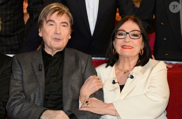 Serge Lama et Nana Mouskouri - Enregistrement de l'émission "Vivement Dimanche" à Paris le 26 novembre 2014. L'émission sera diffusée le 30 novembre 2014.  

Photo : COADIC GUIREC / BESTIMAGE