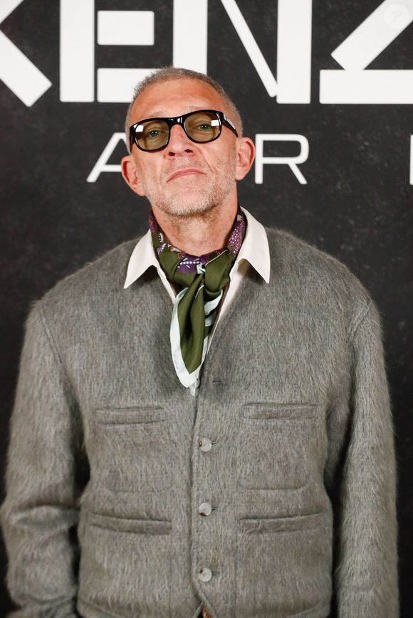 De Deva et Léonie, ses aînées, fruits de ses amours avec Monica Bellucci mais aussi d'Amazonie, sa fille avec le mannequin Tina Kunakey et depuis le 7 janvier dernier de Caetano, son premier fils avec Narah Baptista. 

Vincent Cassel - Photocall du défilé KENZO "Collection Homme Prêt-à-Porter Automne/Hiver 2025-2026" au Palais de Chaillot lors de la Fashion Week de Paris (PFW), le 24 janvier 2025. © Christophe Clovis/Bestimage