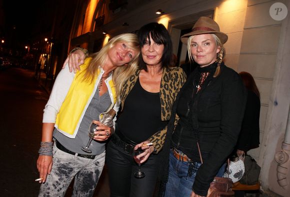 Paris, 15 septembre 2011 — Exclusif
Vernissage de l’exposition de France Lory, « Des Ils et des Elles », dans la boutique de Michel Klein située rue Jacob à Paris.
Étaient présentes : Isabelle Noah, Cecilia Rodhe (première épouse de Yannick Noah) et France Lory.

AGENCE / BESTIMAGE