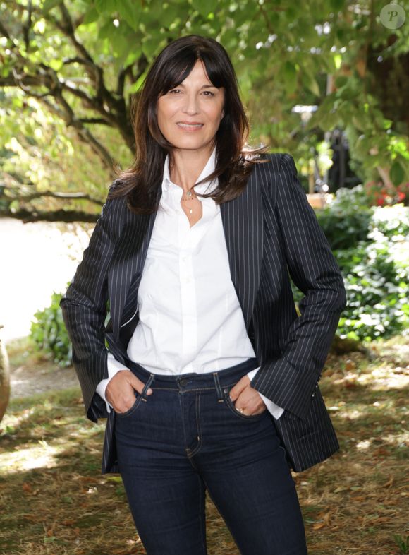 Très engagée sur le sujet, elle en a fait le coeur de sa réalisation même si elle n'est pas autobiographique.

Hélène Médigue - Photocall du film "Une place pour Pierrot" lors de la 18ème édition du Festival du Film Francophone de Angoulême (FFA) le 28 août 2025.

© Coadic Guirec / Bestimage