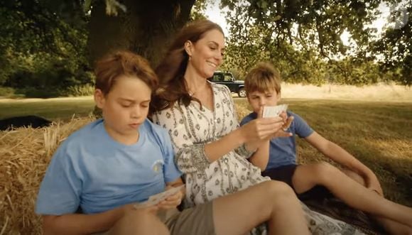 En effet, l'image a été tirée du clip poignant de Kate Middleton dans lequel elle révélait en avoir fini avec sa chimiothérapie. Pendant plusieurs minutes, la mère de famille entourée des siens s'est alors livrée sur son combat particulièrement éprouvant...

Kate Middleton en a fini avec la chimiothérapie et annonce dans une vidéo publiées sur les réseaux sociaux le 9 septembre 2024 qu’elle reprend ses activités. . © Prince and Princess of Wales Instagram via Bestimage