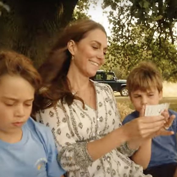En effet, l'image a été tirée du clip poignant de Kate Middleton dans lequel elle révélait en avoir fini avec sa chimiothérapie. Pendant plusieurs minutes, la mère de famille entourée des siens s'est alors livrée sur son combat particulièrement éprouvant...

Kate Middleton en a fini avec la chimiothérapie et annonce dans une vidéo publiées sur les réseaux sociaux le 9 septembre 2024 qu’elle reprend ses activités. . © Prince and Princess of Wales Instagram via Bestimage